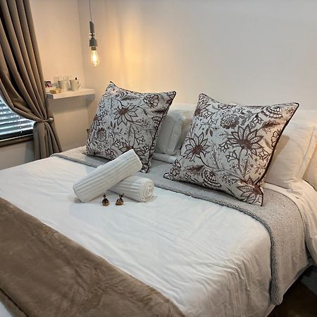 Luxury Upmarket Guesthouse 20 On 4Th Рустенбург Екстер'єр фото