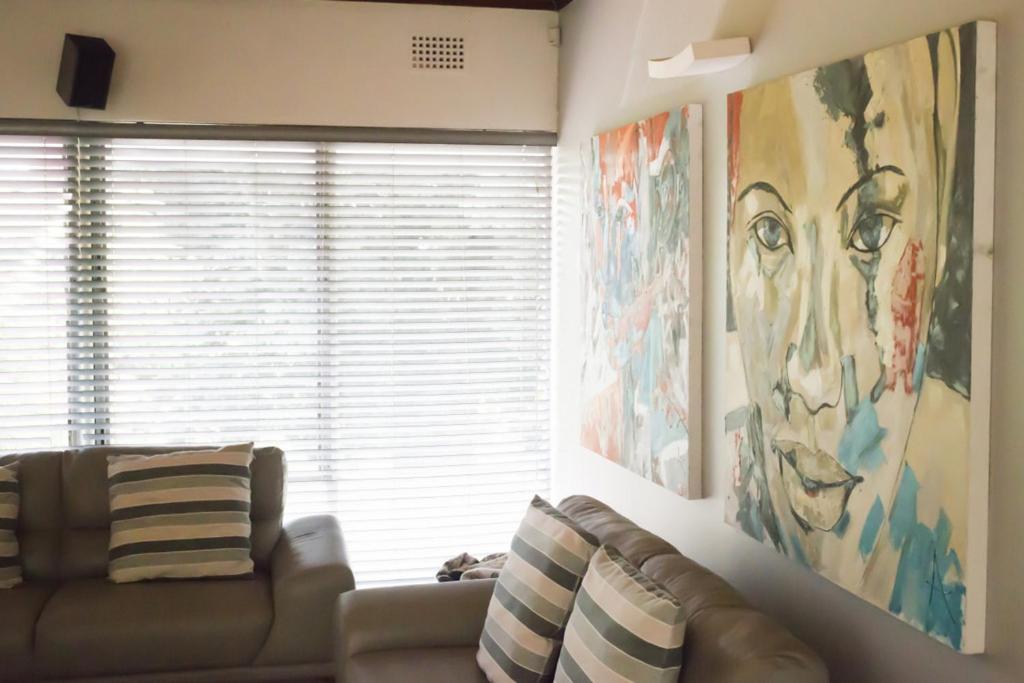 Luxury Upmarket Guesthouse 20 On 4Th Рустенбург Екстер'єр фото
