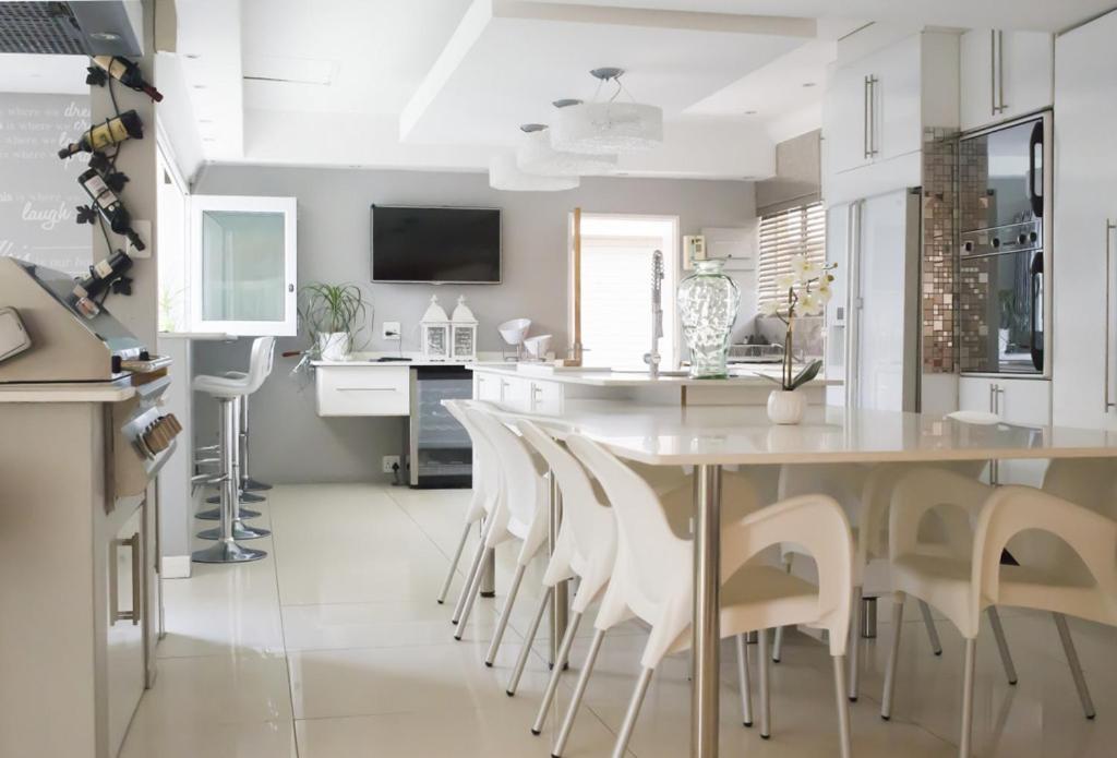 Luxury Upmarket Guesthouse 20 On 4Th Рустенбург Екстер'єр фото