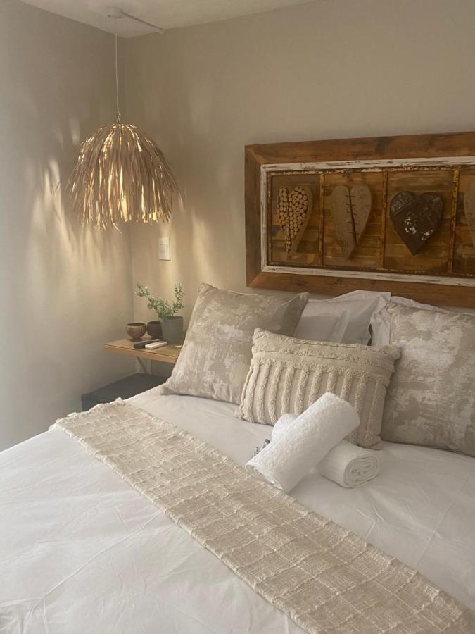 Luxury Upmarket Guesthouse 20 On 4Th Рустенбург Екстер'єр фото