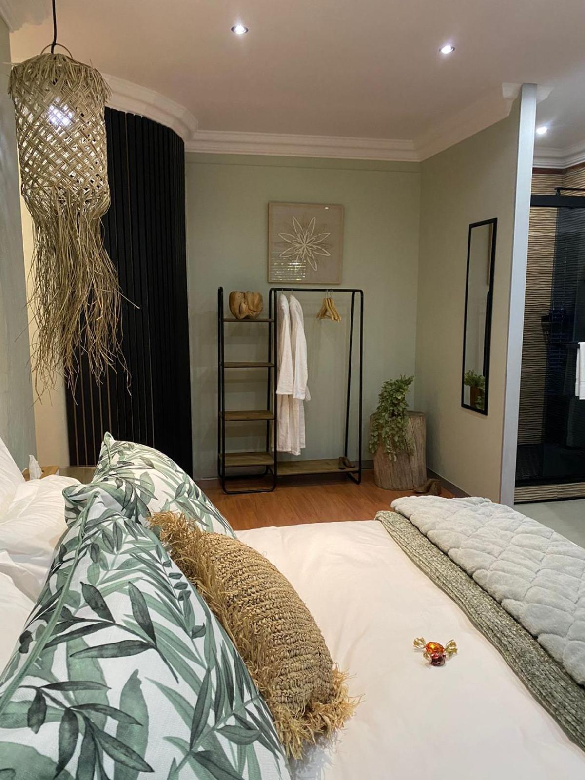 Luxury Upmarket Guesthouse 20 On 4Th Рустенбург Екстер'єр фото