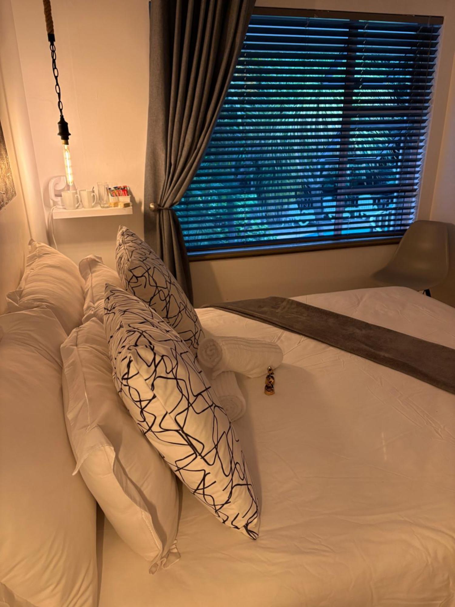 Luxury Upmarket Guesthouse 20 On 4Th Рустенбург Екстер'єр фото