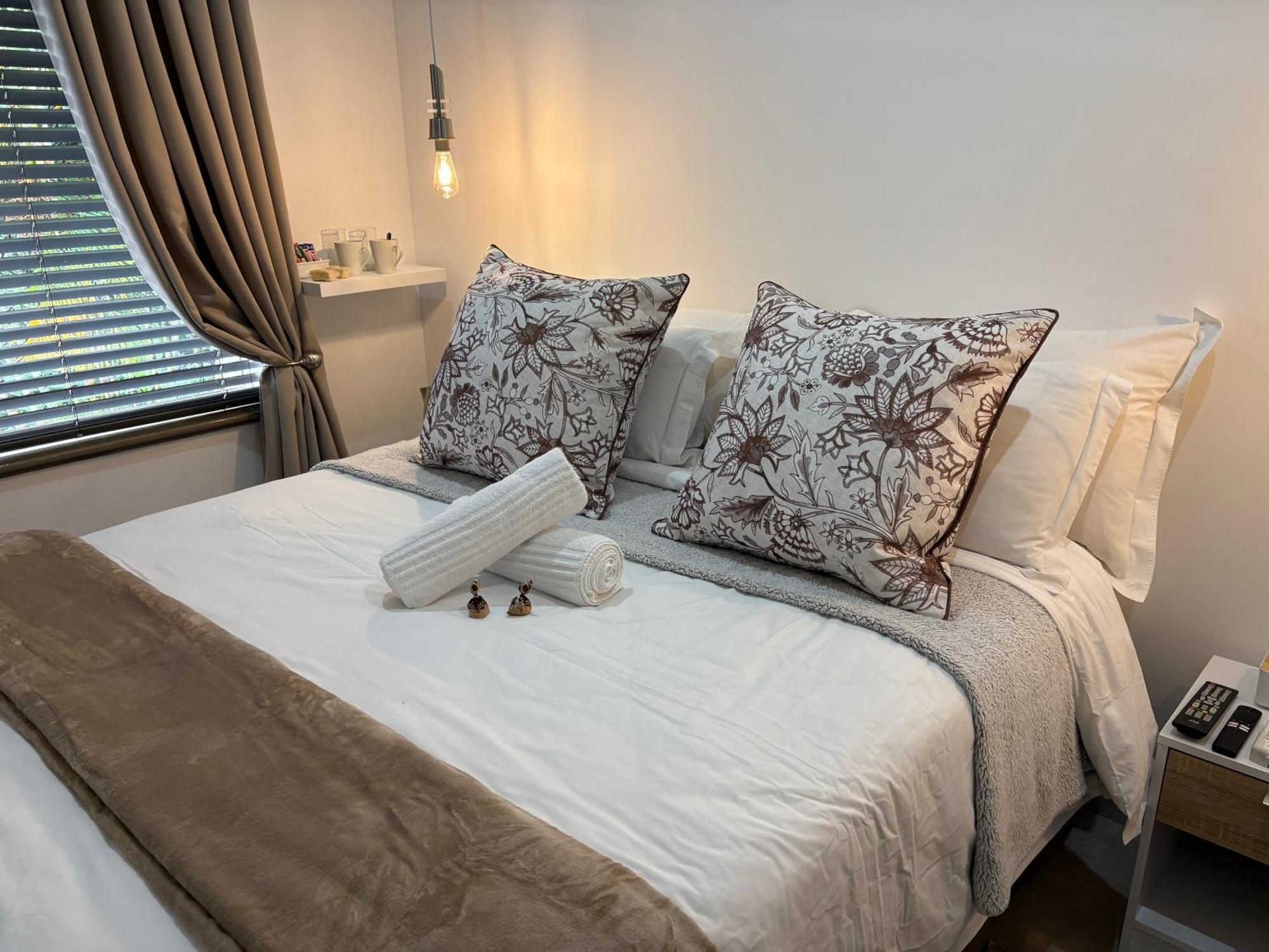 Luxury Upmarket Guesthouse 20 On 4Th Рустенбург Екстер'єр фото