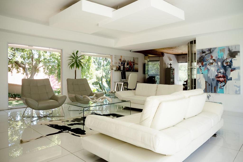 Luxury Upmarket Guesthouse 20 On 4Th Рустенбург Екстер'єр фото